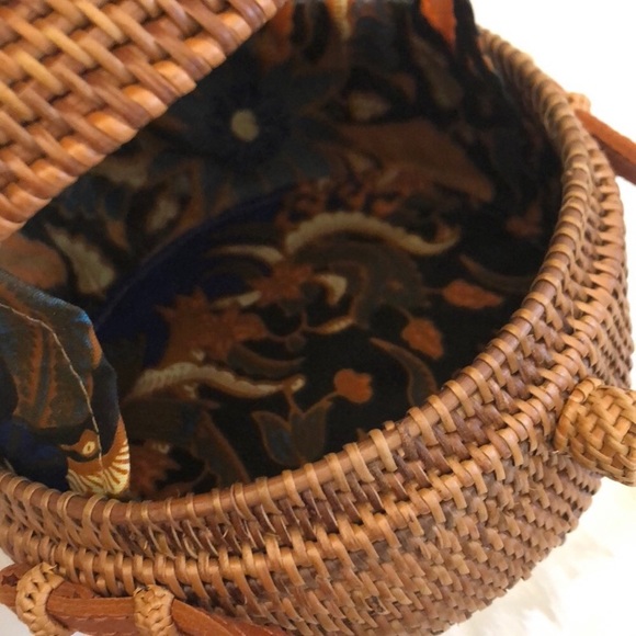 Brand new-Round rattan purse with leather strap. - Picture 6 of 8